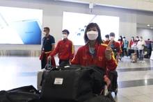 Các cô gái đội tuyển nữ tại sân bay Ninoy Aquino. (Ảnh: VFF)