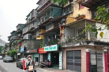 Chung cư cũ trên địa bàn thành phố Hà Nội. Ảnh: NGỌC ANH