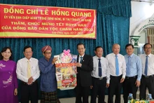 Lãnh đạo tỉnh An Giang tặng quà chúc Tết Roya Haji.
