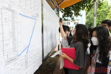 Thí sinh đến các điểm thi làm thủ tục dự thi, chiều 6/7. (Ảnh: THÀNH ĐẠT)