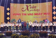 Tặng quà Tết cho trẻ em có hoàn cảnh khó khăn ở Hậu Giang.