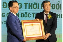 Bí thư Tỉnh ủy Thái Bình Ngô Đông Hải (bên phải) trao danh hiệu Anh hùng Lao động cho ông Trần Mạnh Báo, Chủ tịch HĐQT Tập đoàn ThaiBinh Seed.