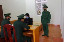 Đồn Biên phòng Bạch Đích lấy lời khai đối tượng Mua Mí Tủa.