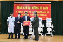 Đại tướng Tô Lâm tặng 10 máy thở cho Bệnh viện Đa khoa Hà Giang.