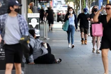 Người mua sắm tại 1 khu bán lẻ ở Auckland, New Zealand sau khi các hạn chế phòng dịch Covid-19 được nới lỏng, ngày 10/11/2021. (Ảnh: REUTERS)