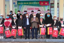 Đồng chí Đỗ Văn Chiến và lãnh đạo tỉnh Cao Bằng tặng quà nhân dân xã Đức Long, huyện Thạch An (Cao Bằng).