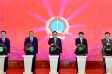 Chủ tịch Quốc hội Vương Đình Huệ và các đại biểu thực hiện nghi thức khánh thành Trung tâm tư liệu-thư viện, Trung tâm giám sát, điều hành, phần mềm trợ lý ảo cho thẩm phán, nền tảng xét xử trực tuyến của Toà án nhân dân.