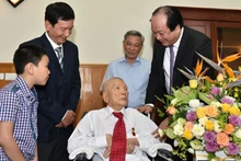 Bộ trưởng, Chủ nhiệm Văn phòng Chính phủ Mai Tiến Dũng hỏi thăm sức khỏe đồng chí Nguyễn Côn hồi năm 2017. (Ảnh: Văn phòng Chính phủ/TTXVN)