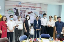 Trao giải Cống hiến cho đại diện gia đình nhà văn Lê Văn Nghĩa và nhà thơ Đoàn Vị Thượng.