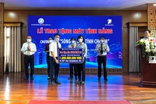Giám đốc Sở Giáo dục và Đào tạo tỉnh Đồng Nai Trương Thị Kim Huệ (bên phải) tiếp nhận thiết bị từ đại diện VNPT.