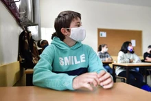Ảnh minh họa: Học sinh đeo khẩu trang phòng lây nhiễm Covid-19 tại một lớp học ở Brussels, Bỉ. (Ảnh: AFP/TTXVN)