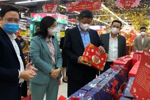 Đoàn công tác của thành phố Hà Nội kiểm tra một siêu thị trên địa bàn Thủ đô.