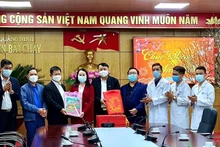 Hội Nhà báo tỉnh cùng đại diện một số nhà báo tặng quà và chúc Tết các thầy thuốc của Bệnh viện Bãi Cháy.