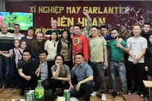 Công nhân viên xí nghiệp may Sarlanter chụp ảnh nhân dịp Xuân mới Nhâm Dần.