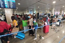 Hành khách làm thủ tục bay tại Nội Bài. (Ảnh: Vietnam Airlines cung cấp)