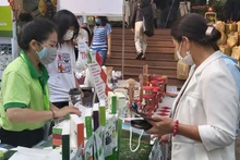 Người tiêu dùng mua hàng hóa tại Phiên chợ Tết Xanh-Quà Việt Xuân Nhâm Dần 2022.