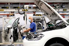 Dây chuyền lắp ráp ô-tô ở Wolfsburg, Đức. (Ảnh: Reuters)