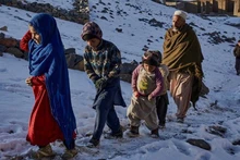 Người vô gia cư đi dưới tuyết lạnh ở Afghanistan. (Ảnh: UN)