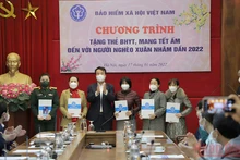 Đại diện các bệnh viện tuyến Trung ương tiếp nhận các phần quà từ chương trình để gửi đến bệnh nhân có hoàn cảnh khó khăn. (Ảnh: VSS)