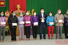 Các gia đình chính sách, hộ nghèo tại xã Hiền Ninh (Quảng Bình) nhận quà Tết của đồng chí Trương Thị Mai.
