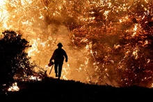 Một nhân viên cứu hỏa đối diện với đám cháy Caldor ở bang California, Mỹ hồi tháng 8/2021. (Ảnh: Reuters)