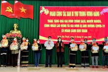 Đồng chí Bùi Thị Minh Hoài tặng quà Tết cho các gia đình chính sách, người nghèo, công nhân lao động và gia đình bị ảnh hưởng bởi dịch Covid-19.