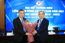 Ông Trần Quốc Tuấn (trái) giữ chức Quyền Chủ tịch VFF.