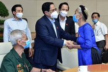 Thủ tướng Chính phủ Phạm Minh Chính gặp gỡ các đại diện tiêu biểu người có công với cách mạng, thân nhân liệt sĩ nhân kỷ niệm 74 năm Ngày Thương binh - Liệt sĩ vào ngày 24/7/2021. (Ảnh: Trần Hải).