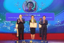 Các đồng chí Trần Thanh Mẫn, Nguyễn Anh Tuấn trao danh hiệu “Cán bộ, công chức, viên chức trẻ giỏi” năm 2021 tặng các cá nhân tiêu biểu, xuất sắc.