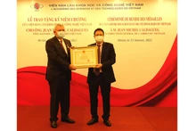 Giáo sư, Viện sĩ Châu Văn Minh, Chủ tịch Viện Hàn lâm Khoa học và Công nghệ Việt Nam trao Kỷ niệm chương cho ông Jean-Michel Caldagues.