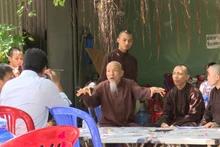 Ông Lê Tùng Vân ở Tịnh thất Bồng Lai trong lần làm việc với cơ quan công an và các ban, ngành địa phương trước đây. (Ảnh: cand.com.vn)