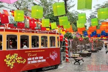 Phố Sách được trang hoàng ấn tượng trong ngày khai mạc.