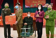Bộ trưởng Công an Tô Lâm tặng quà Trung tâm điều dưỡng thương binh Thuận Thành và các thương, bệnh binh.