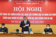 Phó Chủ tịch UBND TP Hà Nội Nguyễn Mạnh Quyền phát biểu tại hội nghị tổng kết công tác chống buôn lậu, gian lận thương mại và hàng giả năm 2021, triển khai nhiệm vụ năm 2022 trên địa bàn.