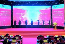 Các đại biểu thực hiện nghi thức khai trương Trung tâm giám sát điều hành đô thị thông minh thành phố Đồng Hới.