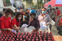Những người nghèo ở thành phố Buôn Ma Thuột chọn hàng tại phiên “Chợ nhân đạo” xuân Nhâm Dần 2022.