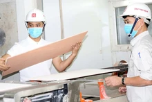 Học viên thực hành trong khóa đào tạo nâng cao kỹ năng nghề để duy trì việc làm ở Trường cao đẳng Cơ khí nông nghiệp. (Ảnh: Duy Nhi).