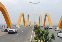 Cầu Tình yêu bắc qua vịnh Cửa Lục nối hai bờ đông-tây của thành phố Hạ Long được đưa vào phục vụ người dân trong ngày đầu của năm 2022.