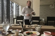 Dao dĩa và đồ ăn nguội cũng có thể lây truyền chủng Omicron. (Ảnh: Quế Anh)
