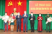 Các đại biểu trao giải A cho các tác giả, nhóm tác giả có thành tích xuất sắc.