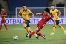 Hoàng Đức tranh bóng cùng tiền vệ Tom Rogic của Australia ở trận lượt đi ngày 7/9/2021. (Ảnh: TRẦN HẢI)