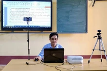 Giáo viên Trường Châu Văn Liêm (quận Ninh Kiều, TP Cần Thơ) dạy trực tuyến cho học sinh. (Ảnh: Trường Tiến)