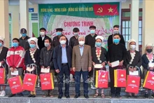 Đồng chí Đỗ Văn Chiến cùng đoàn công tác đến thăm, tặng quà, chúc tết người nghèo và gia đình chính sách tại xã Thịnh Vượng, huyện Nguyên Bình, tỉnh Cao Bằng. (Ảnh: TTXVN)