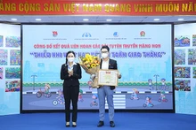 Bí thư Trung ương Đoàn TNCS Hồ Chí Minh Nguyễn Phạm Duy Trang, Chủ tịch Hội đồng Đội Trung ương (bên trái) trao giải Nhất tặng đại diện Trường Trung học cơ sở Võ Trường Toản (TP Dĩ An, tỉnh Bình Dương).