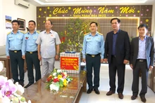 Phó Chủ tịch Quốc hội Trần Quang Phương thăm, chúc tết Sư đoàn không quân 372