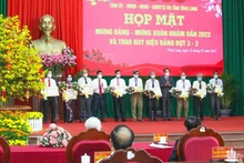 Lãnh đạo tỉnh Vĩnh Long trao huy hiệu Đảng cho những bậc cao niên tuổi Đảng. (Ảnh: Bá Dũng) 
