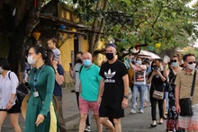 Du khách quốc tế tham quan Hội An, Quảng Nam. (Ảnh: DUY HẬU)