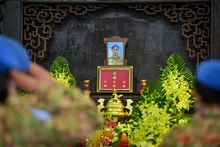 Đồng đội tại Cục Gìn giữ hòa bình Việt Nam chào tiễn biệt trung tá Đỗ Anh. (Ảnh: Thành Đạt)