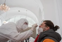 Nhân viên y tế lấy mẫu xét nghiệm Covid-19 tại Schoenbrunn (Áo). (Ảnh: AFP/TTXVN)