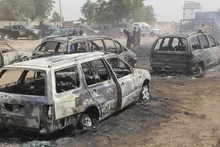Nhiều ngôi nhà và xe ô-tô bị các tay súng đốt phá trong vụ tấn công ở Auno, Nigeria, ngày 9/2/2020. (Ảnh: AFP/TTXVN)